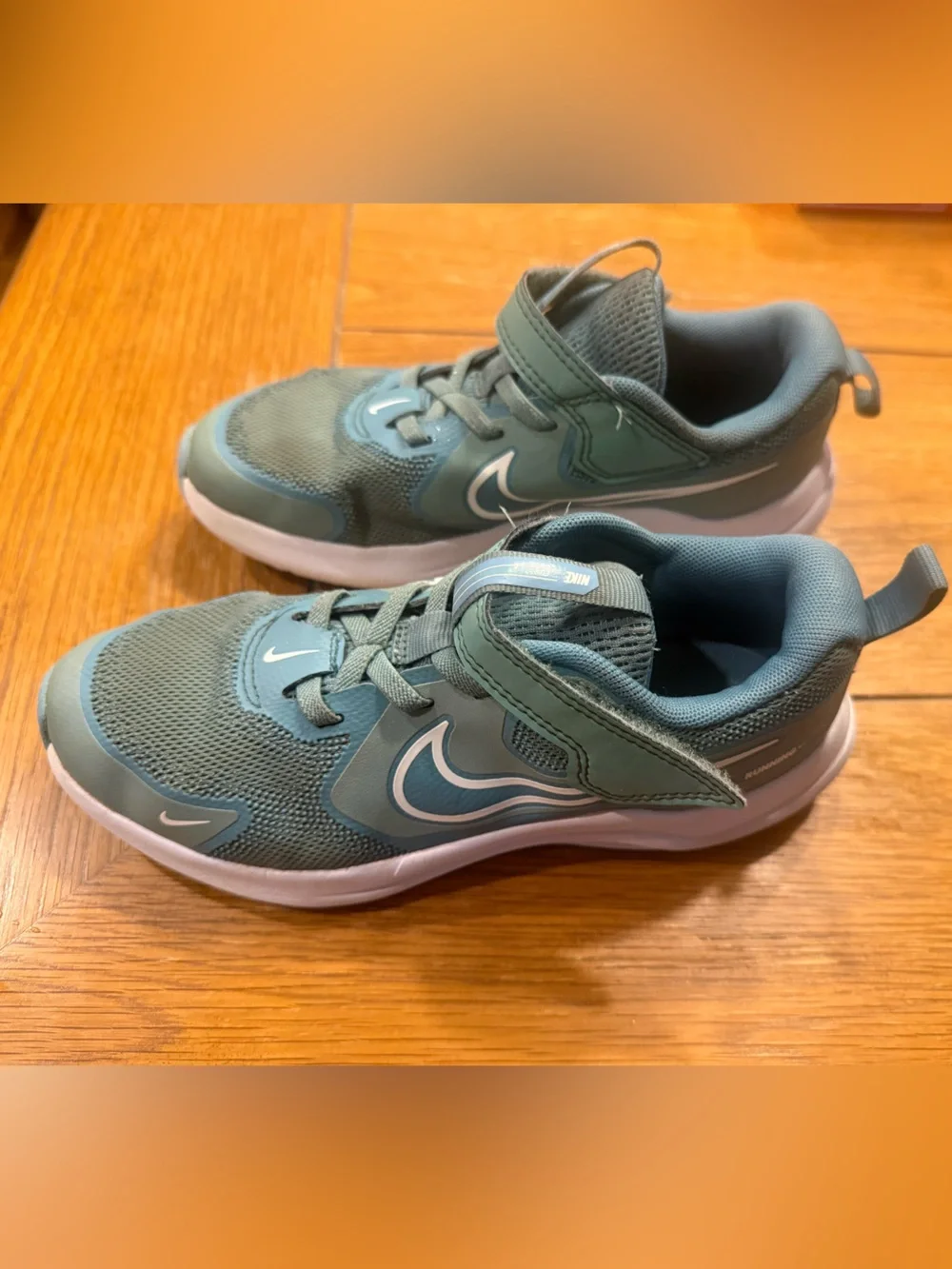 Nike Kids' Cosmic runner shoes - Light green with White Accents - Size 1 kids